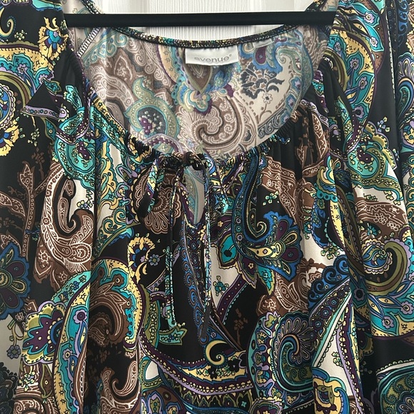 AVENUE Paisley Print Blouse with 3/4 Sleeves and Tie Neckline size 18/20 EUC - Picture 3 of 8